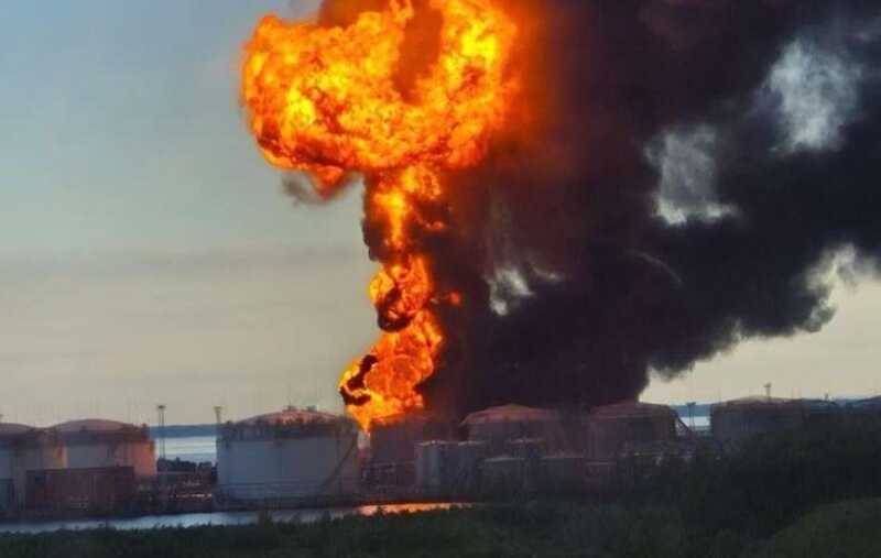 В Петербурге ПМЭФ проходит на фоне горящей нефтебазы и последствий ударов беспилотников